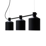 Begagnad svart taklampa från Zero med tre ljuskällor i svart. Mått: Längd 101 cm, höjd 23 cm och djup 15 cm. 