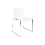 Begagnad matstol från Arper, modell Catifa 46. Vit sits och röd rygg. Medben i krom. Mått: Höjd 80 cm, Bredd 47 cm, Djup 58 cm, Sitthöjd: 43 cm.