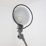 Begagnad golvlampa Loft D9406 från Jieldé i grått. Mått: höjd 240 cm, fotdiameter 35 cm och lampdiameter 16 cm. 