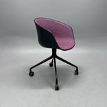 Begagnad stol med hjul AAC24 Front Upholstery från HAY i ljuslila tygklädsel och svart skal samt stativ. Mått: Bredd 59 cm, djup 52 cm, höjd 79 cm och sitthöjd 46 cm. 