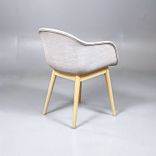 Begagnad Konferensstol modell Fiber Armchair från Muuto i beige färg och träben av ek. Bredd 54,5 cm, Djup 56 cm, Höjd 77 cm, Sitthöjd 46 cm. 