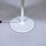 Begagnad bordslampa Melampo från Artemide i beige färg och silverstativ. Mått: Diameter 35 cm, höjd justerbar mellan 63 till 86 cm. 