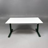 Begagnad sittgrupp med grön kontorsstol från RH, och höj- och sänkbart skrivbord. Mått: Bredd 160 cm, Djup 80 cm, höjd 65–125 cm. 
