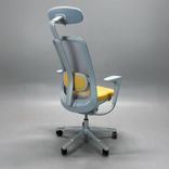 Begagnad kontorsstol Sofi Mesh 7500 från HÅG i ljusgrått med meshrygg, armstöd, nackstöd, gul sits. Mått: sitthöjd 39,3–54,1 cm. 