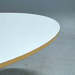 Begagnat höj och sänkbart cafébord från Swedstyle. Med vit rund skiva, stativ i silver. Diameter 70 cm, justerbar höjd mellan 62.5 cm till 107.5 cm. 