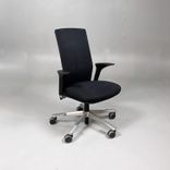 Begagnad svart kontorsstol Futu från HÅG med hög rygg, armstöd, silverfärgat underrede. Sitthöjd 40–55 cm. 
