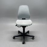 Begagnad kontorsstol 6000/8000 med låg rygg från Kinnarps, klädd sits och rygg i ljusgrått tyg. Mått: Sitthöjd 40–54 cm. 