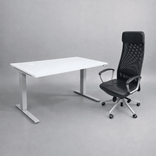 Begagnad kontorsgrupp med höj och sänkbart skrivbord och kontorsstol Markus i svart, vit, silver. Mått: Sitthöjd 48-57 cm. 