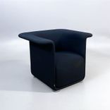 Begagnad fåtölj Hub från Materia med svart klädsel. Mått: Bredd: 90 cm, Djup: 79 cm, Höjd: 71 cm, Sitthöjd: 43 cm. 