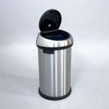Begagnad papperskorg Touch Bin 60l från Brabantia. Färg svart med yta i borstad aluminium. Mått: Diameter 40 cm, Höjd 70,5 cm. 