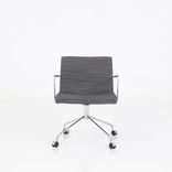 Begagnad stol med hjul Bond från Offecct i grått tyg, kromat stativ och 5-kryssfot. Mått: Höjd 79 cm och sitthöjd 46 cm. 