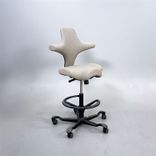 Begagnad kontorsstol Capisco 8106 med sadelsits från HÅG i beige tyg. Mått: Sitthöjd justerbar från 60 till 85 cm. 