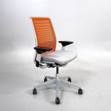 Begagnad kontorsstol från Steelcase modell Think i färgen orange/grå. Meshrygg, armstöd. Mått: Sitthöjd justerbar från 41 till 53 cm. 