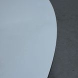 Begagnat soffbord Cooper från Lammhults. Med rund vit skiva och svart kantlist, silverfärgat stativ. Diameter 90 cm, Höjd 45 cm. 