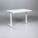 Begagnat cafébord från Johanson Design modell T-Bone i vit färg. Mått: bredd 100 cm, djup 70 cm och höjd 73.5 cm. 