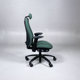 Begagnad sittgrupp med grön kontorsstol från RH, och höj- och sänkbart skrivbord. Mått: Bredd 160 cm, Djup 80 cm, höjd 65–125 cm. 