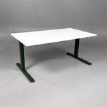 Begagnad sittgrupp med grön kontorsstol Mereo från RH, samt höj- och sänkbart skrivbord med vit bordsskiva. Mått: Bredd: 120 cm, Djup: 80 cm.  