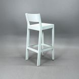 Begagnad barstol Akustik från Gärsnäs i vitt. Mått: Bredd 43,5 cm, djup 45,5 cm, höjd 101 cm, sitthöjd 78,6 cm. 
