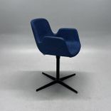 Begagnad blå konferensstol Pass från Lapalma med blå tygklädsel, svart kryssunderrede. Mått: Bredd 59 cm, djup 56 cm, höjd 80 cm, sitthöjd 46 cm. 