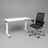 Begagnad kontorsgrupp från Steelcase med kontorsstol Think i mörkgrå/svart och höj-och sänkbart skrivbord Migration i vitt. Bredd 120 cm, Djup 60 cm. 