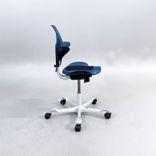 Begagnad kontorsstol med sadelsits Capisco Puls 8010 från HÅG i blå/petrol. Mått: Sitthöjd justerbar mellan 39 cm till 52 cm. 