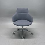 Begagnad stol med hjul Aston från Arper i grå tygklädsel och kromat underrede. Mått: Bredd 65 cm, djup 65 cm, höjd 87–98 cm, sitthöjd 46,5–57,5 cm. 