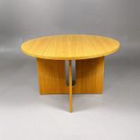 Begagnat runt konferensbord Androgyne från Audo Copenhagen i ek. Mått: Diameter 120 cm och höjd 74 cm. 