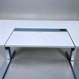 Begagnat höj- och sänkbart skrivbord Dynadesk från Work Motions. Bordsskiva i grå/vit. Mått: Bredd 140 cm, djup 80 cm, justerbar höjd från 70 till 120 cm. 