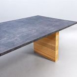 Begagnat konferensbord med bordsskivan i grå betonglaminat och träklädda ben. Mått: bredd 240 cm, djup 100 cm, höjd 72 cm. 