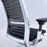 Begagnad kontorsgrupp Think/Migration från Steelcase med höj & sänkbart skrivbord samt kontorsstol i vitt/svart. Mått: bredd: 160 cm, djup: 80 cm, höjd:65 cm, 125 cm. 