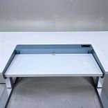 Begagnat höj- och sänkbart skrivbord Dynadesk från Work Motions. Bordsskiva i grå/vit. Mått: Bredd 140 cm, djup 80 cm, justerbar höjd från 70 till 120 cm. 