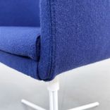 Begagnad fåtölj Cabin från Johanson Design med blå tygklädsel och vitt snurrunderrede. Mått: bredd på 56.5 cm, djup på 60 cm samt höjd på 76 cm. 