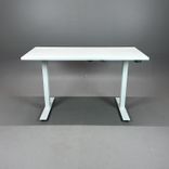 Begagnat höj och sänkbart skrivbord från Lotus Furniture i vitt. Mått: bredd 120 cm, djup 60 cm och justerbar höjd 70 - 120 cm. 