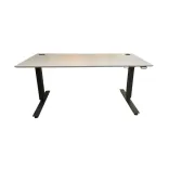 Begagnat höj- och sänkbart skrivbord från EFG med en grå laminatskiva och svart stativ. Mått: bredd150 cm, djup 75 cm, höjd 67 - 117 cm. Med integrerat kabeldike. 