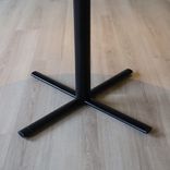 Begagnat Hopfällbart bord från Howe. Bordsskivan är beige och har en svart pelare samt kryssfot. Mått diameter 98 cm och höjd 75 cm. 
