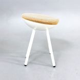Begagnad pall Boet från Mitab. Med beige sitsen av kork och vitt stativ. Mått: Djup 40 cm, Höjd 47 cm. 