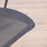 Begagnad kontorsstol Setu från Herman Millers. I svart mesh med svart fot. Mått: Höjd: 128 cm, Sitthöjd: 68-89 cm, Sittbredd: 48 cm, Rygghöjd: 46 cm. 