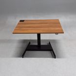 Begagnat höj och sänkbart skrivbord med bordsskiva i laminat finish av valnöt, stativ i  svart. Mått: bredd 100 cm, djup 70 cm, justerbar höjd mellan 64 till 115 cm. 