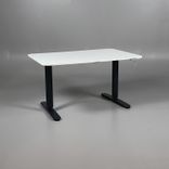 Begagnat höj- och sänkbart skrivbord från IKEA modell Bekant. Färg på bordsskivan är vit med ett svart stativ. Mått: Bredd 120 cm, djup 80 cm, justerbar höjd 65 - 125 cm. Passar perfekt för dynamiska arbetsmiljöer.