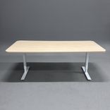 Begagnat konferensbord med bordsskiva i ask, rundade hörn och vitt stativ. Mått: Bredd 250 cm, djup 100 cm, höjd 72 cm. 