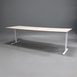 Begagnat konferensbord Links från Morgana i beige med plywoodkant, vita ben och  kabellucka. Mått: bredd 300 cm, djup 100 cm, höjd 74 cm.