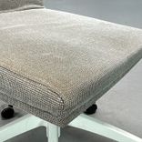 Begagnad stol med hjul Woods från EFG i beige tygklädsel, vitt underrede. Mått: Bredd 63 cm, djup 67 cm, höjd 92–105 cm, sitthöjd 42–55 cm. 
