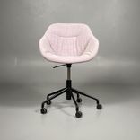 Begagnad stol med hjul från HAY, modell AAC153 soft i ljuslilafärgad klädsel och svart underrede. Mått: bredd 62 cm, djup 63 cm, justerbar sitthöjd mellan 42 till 56 cm. 