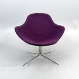 Begagnad fåtölj Palma från Offecct i lila tyg och kromat stativ. Mått: Bredd 82 cm, Djup 81 cm, Höjd 78 cm. 