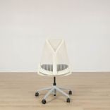 Begagnad kontorsstol Sayl från Herman Miller i vit/grå färg. Mått: Sitthöjd: ca 43-57 cm, Sittbredd: 49 cm, Sittdjup: 46 cm. 
