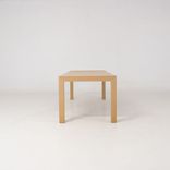 Begagnat konferensbord från Andreu World med ljus träfinish och utdragsfunktion. Mått: Höjd: 74 cm, Bredd: 140 - 200 cm, Djup: 90 cm. 
