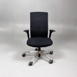 Begagnad svart kontorsstol Futu från HÅG med hög rygg, armstöd, silverfärgat underrede. Sitthöjd 40–55 cm. 