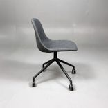 Begagnad stol med hjul Fiber Side Chair från Muuto i grå tygklädsel och mörkgrått underrede. Mått: Bredd 47,5 cm, djup 53 cm och sitthöjd 46 cm. 