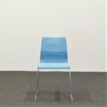 Begagnad konferensstol Viper 280 från Materia med helklädd ljusblå sits, förkromade stålbensmedar. Mått: Bredd 50 cm, djup 50 cm, sitthöjd 45 cm. 