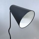 Begagnad golvlampa Bender från Northern Lightning i svart med vit insida. Mått: diameter 45 cm, höjd 172 cm.  